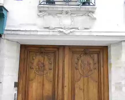 PXL023 Rue Servandoni (architecte italien de la façade de St-Sulpice), bas-relief du magnifique portail sculpté représentant un architecte déroulant un plan (à...